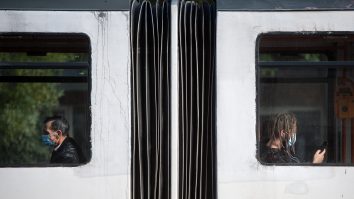 oameni intr-un tramvai din bucuresti