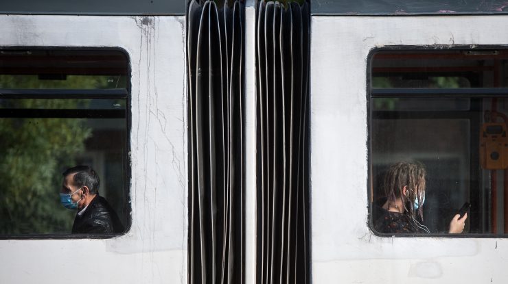 oameni intr-un tramvai din bucuresti