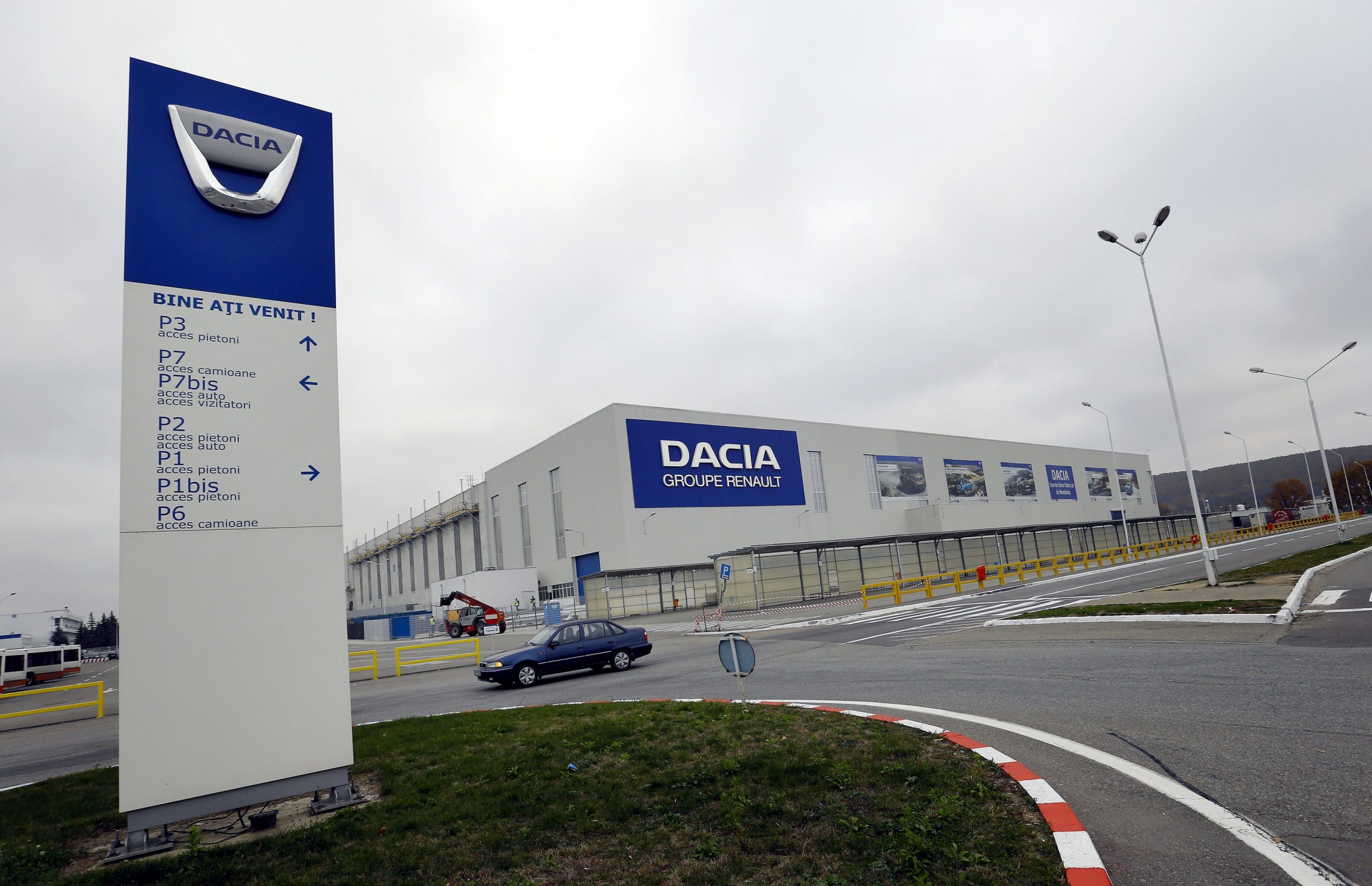 Dacia întrerupe iar producția la Mioveni. Criza microcipurilor afectează industria auto