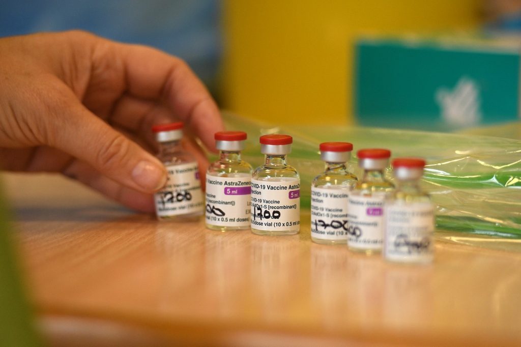 Un nou vaccin Oxford-AstraZeneca ar putea fi „gata până la toamnă“ pentru a combate mutaţiile coronavirusului