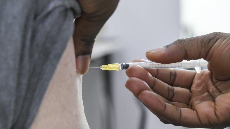 Un bărbat a intrat în șoc după ce a primit accidental două doze de vaccin anti-COVID într-o singură zi