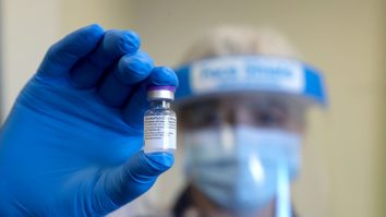 O singură doză de vaccin Pfizer ar oferi protecție de peste 60%. Primele statistici din programul britanic de vaccinare