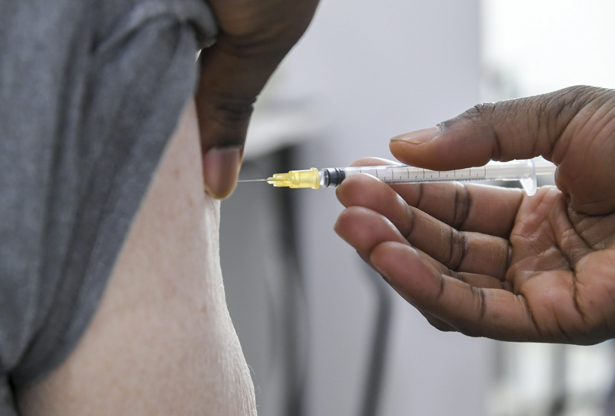 Un bărbat a intrat în șoc după ce a primit accidental două doze de vaccin anti-COVID într-o singură zi