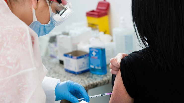 Persoanele de până în 55 de ani care au avut COVID-19 trebuie să aștepte 6 luni pentru a se vaccina. Țara care impune această regulă