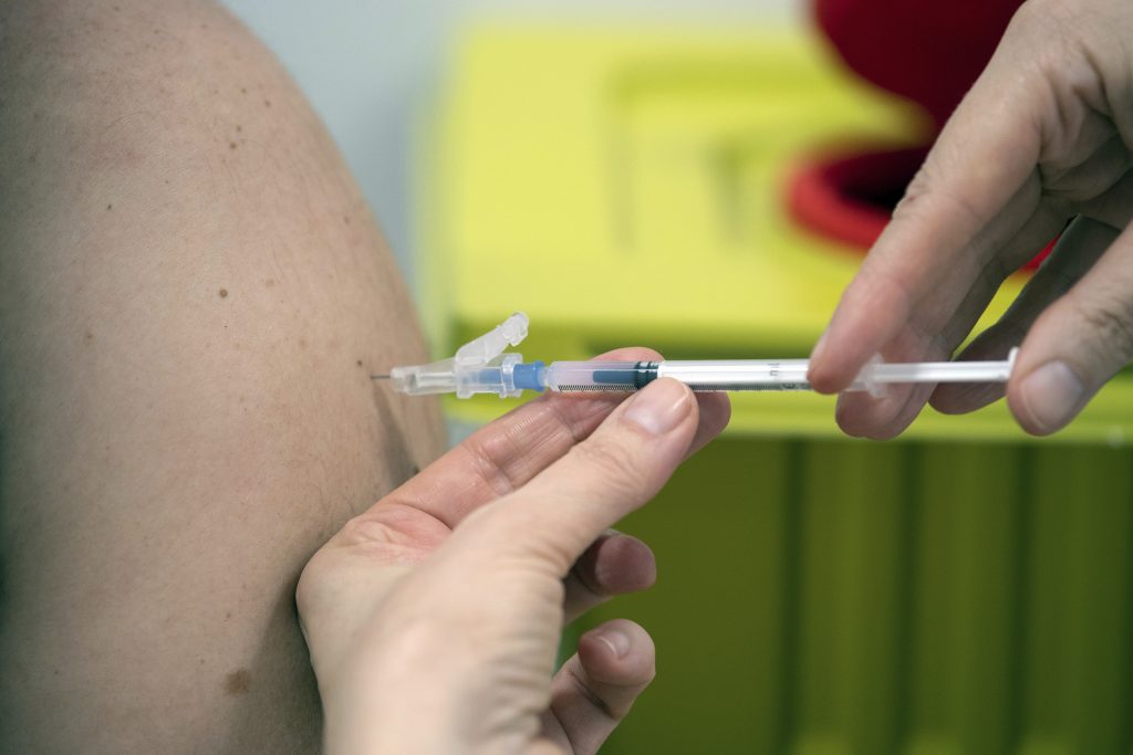Cei care au suferit reacții adverse grave la vaccinuri vor primi compensații, anunță OMS