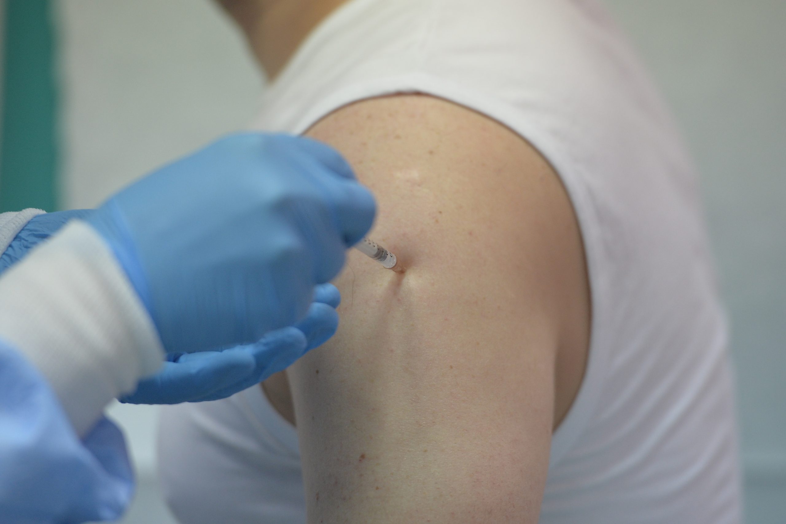 Sondaj. Intenția de vaccinare a românilor, pe categorii de vârstă. Tinerii sunt cel mai puțin doritori