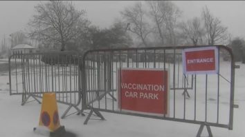 Vaccinarea în Marea Britanie, pusă pe pauză. Vremea neobișnuit de geroasă pune piedici procesului de imunizare