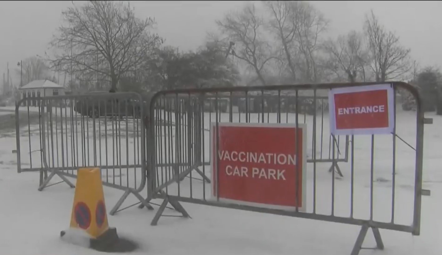 Vaccinarea în Marea Britanie, pusă pe pauză. Vremea neobișnuit de geroasă pune piedici procesului de imunizare