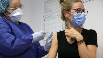 Paradoxul vaccinării la români. Oamenii cred în vaccin, dar nu se vaccinează