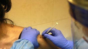 48.638 de români, vaccinați în ultimele 24 de ore. Au fost înregistrate 57 reacții adverse