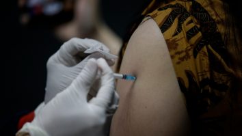 Expert în sănătate: „Nu există motiv pentru a menține restricții pentru populația vaccinată”