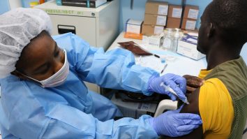 Africa de Sud oprește vaccinările cu AstraZeneca. Motivul invocat de autorități