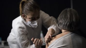 O asistentă a murit la o săptămână după ce s-a vaccinat. M. Sănătății: „Cauza decesului va fi stabilită de autopsie”