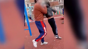 VIDEO Copil, bătut de un bărbat, într-un parc din Hunedoara. Victima a ajuns la spital