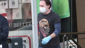 Florin Cîţu s-a afişat cu tricoul unei trupe celebre de rock când a făcut a doua doză de vaccin