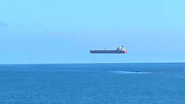 Un vapor care pare că levitează a fost surprins în Marea Britanie. Explicația din spatele fotografiei