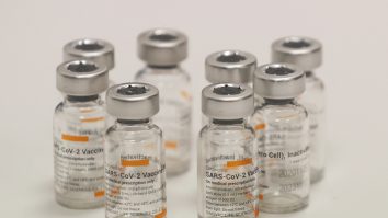 China va permite accesul în țară doar străinilor care s-au vaccinat anti-Covid-19 cu un ser chinezesc
