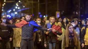 Ziua 3 de proteste s-a încheiat. Craiovenii au scandat agresiv la adresa lui Raed Arafat și au ars poze cu șeful DSU. „Demisia!”. VIDEO