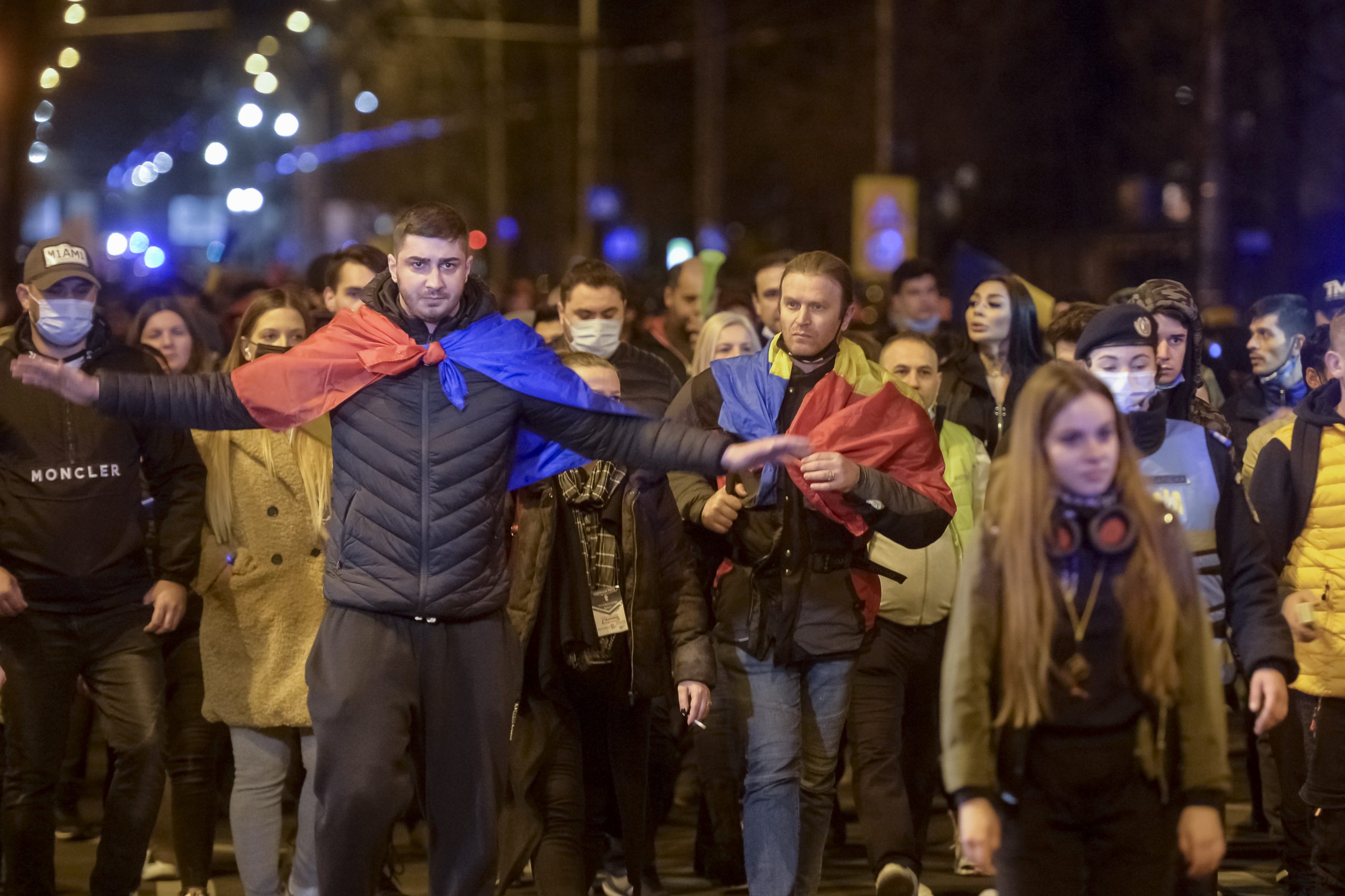 Ziua 3 de proteste s-a încheiat. Craiovenii au scandat agresiv la adresa lui Raed Arafat și au ars poze cu șeful DSU. „Demisia!”. VIDEO