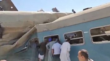 Cel puțin 97 de oameni au fost răniți după ce un tren a deraiat în Egipt. Mai multe persoane ar fi murit