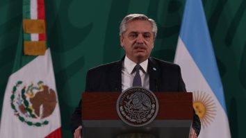 Președintele Argentinei, la un pas să fie linșat de o mulțime furioasă. A fost atacat cu pietre