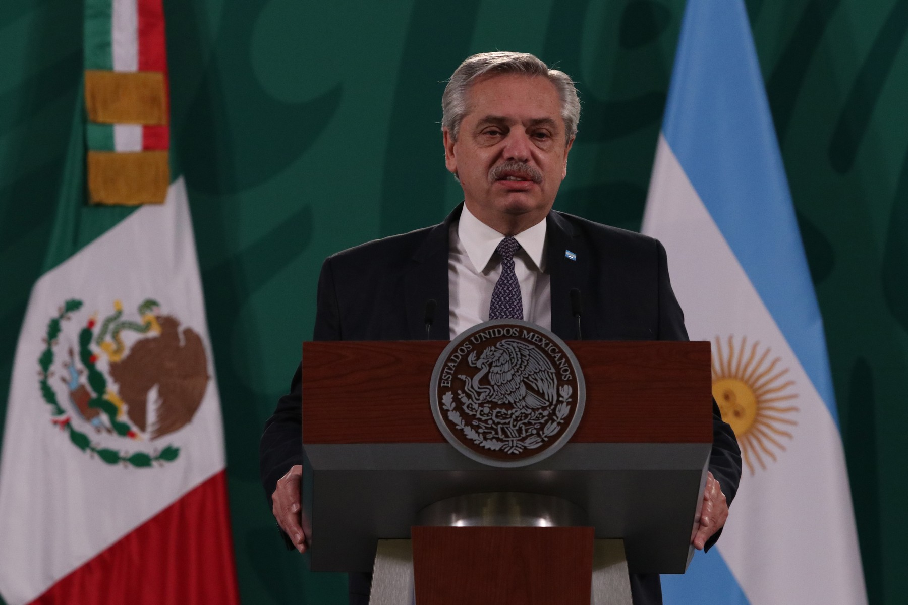 Președintele Argentinei, la un pas să fie linșat de o mulțime furioasă. A fost atacat cu pietre