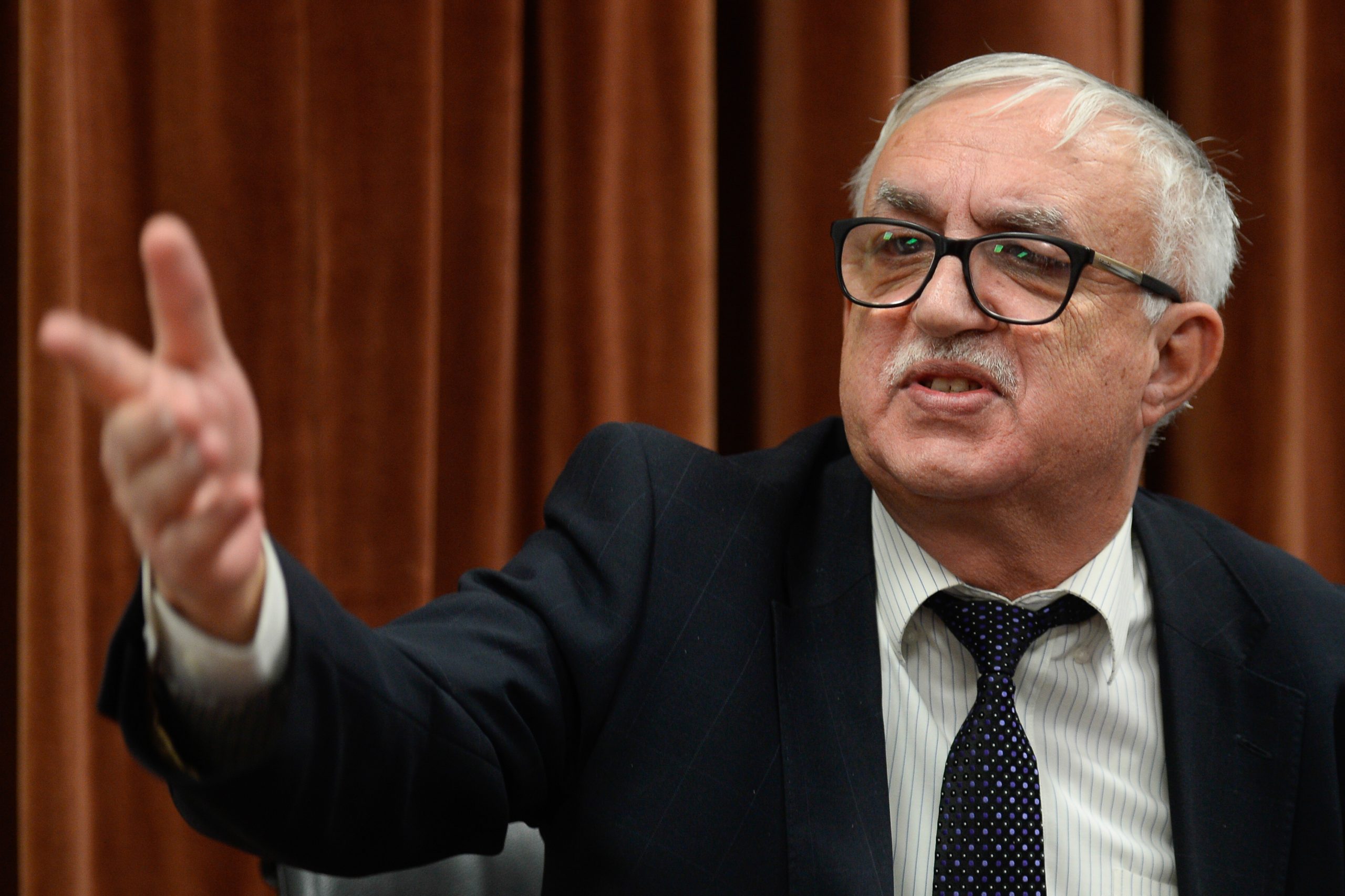 Fost președinte al CCR, despre măsurile anti-COVID: Nu este destul să vină niște domni să ne spună ce să facem. Oamenii au dreptul să își facă o proiecție economică