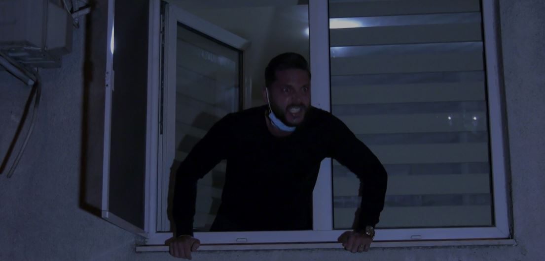 Un tânăr indignat din Constanța a fost huiduit de manifestanți: „Tata a murit acum două zile de Covid și voi protestați? Să vă fie rușine!”