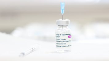 Consilierii locali din Republica Moldova s-au băgat în faţă la vaccinare. Cât au plătit pentru a fi vaccinaţi cu dozele trimise de România