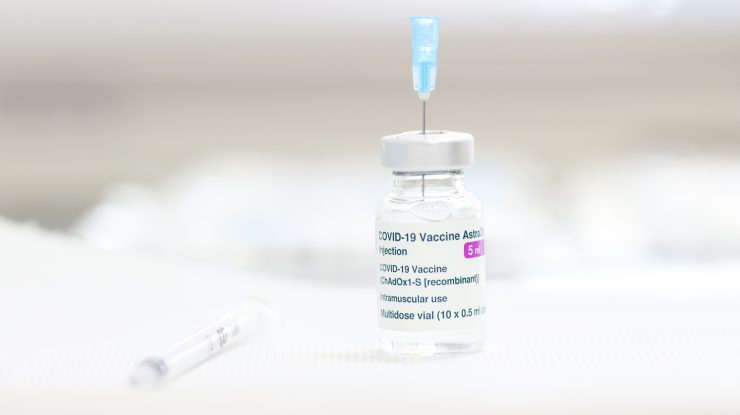 Consilierii locali din Republica Moldova s-au băgat în faţă la vaccinare. Cât au plătit pentru a fi vaccinaţi cu dozele trimise de România