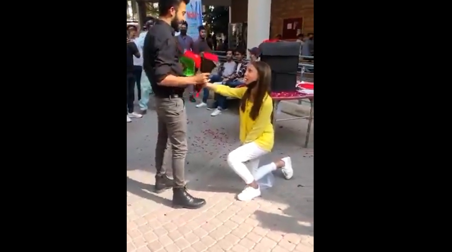 VIDEO. Cuplu de studenţi, exmatriculat după ce tânăra l-a cerut în căsătorie pe iubitul ei în public