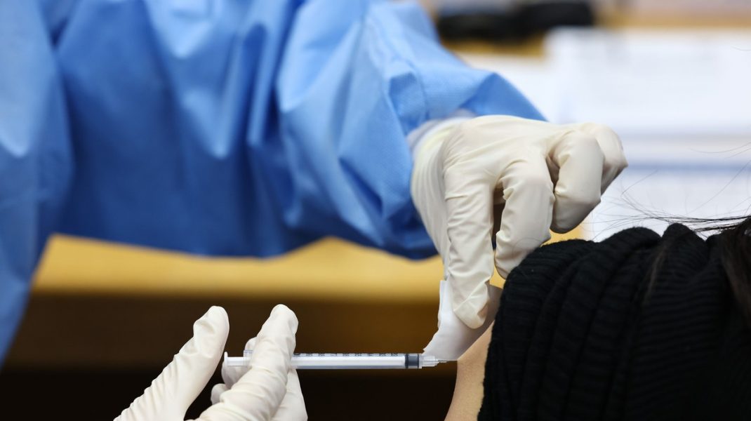 Două persoane din Coreea de Sud au murit după ce au făcut vaccinul de la AstraZeneca. Ambele aveau comorbidităţi