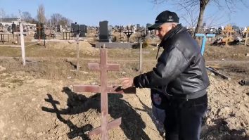 VIDEO. Un moldovean întors acasă a aflat că este mort și îngropat. Și-a găsit până și locul de veci cu o cruce la cap