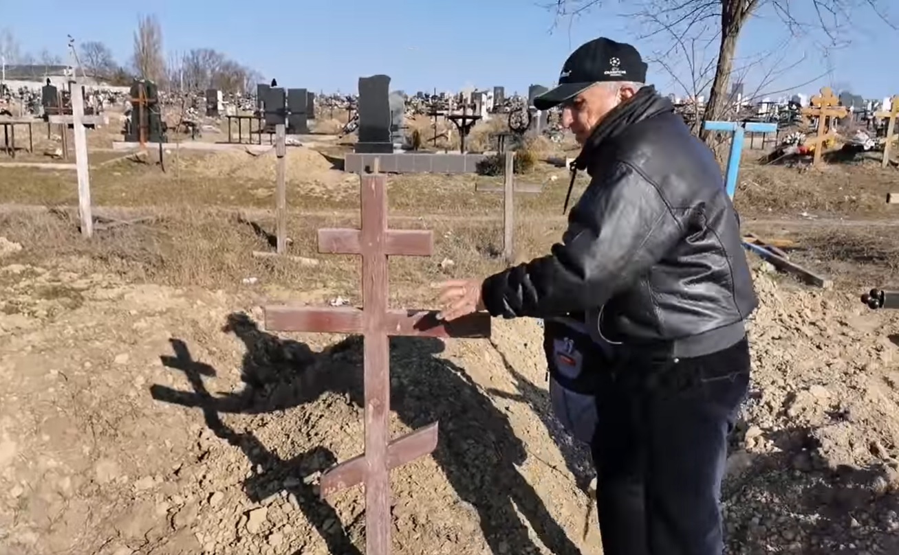 VIDEO. Un moldovean întors acasă a aflat că este mort și îngropat. Și-a găsit până și locul de veci cu o cruce la cap