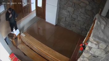 VIDEO. Hoț cu frică de COVID și de Dumnezeu. Momentul în care bărbatul își dezinfectează mâinile, își face cruce și fură banii din cutia milei