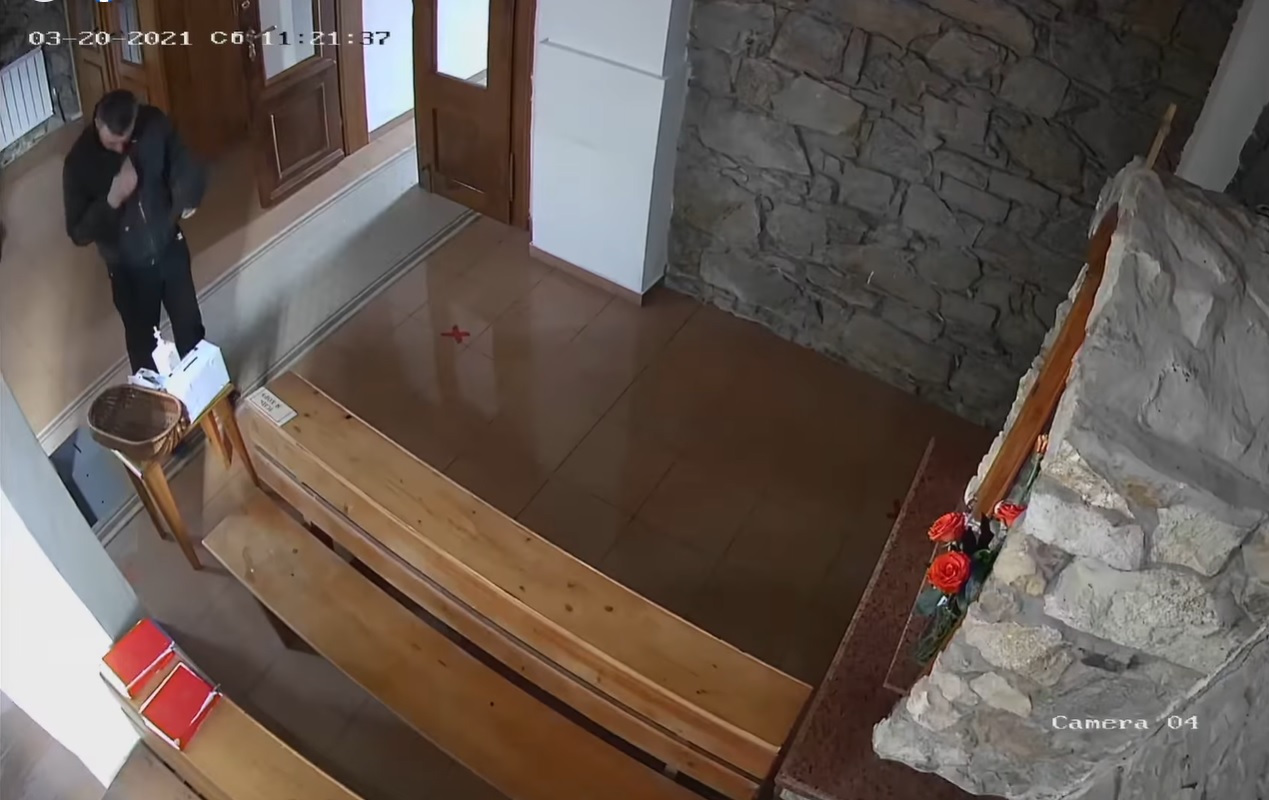 VIDEO. Hoț cu frică de COVID și de Dumnezeu. Momentul în care bărbatul își dezinfectează mâinile, își face cruce și fură banii din cutia milei