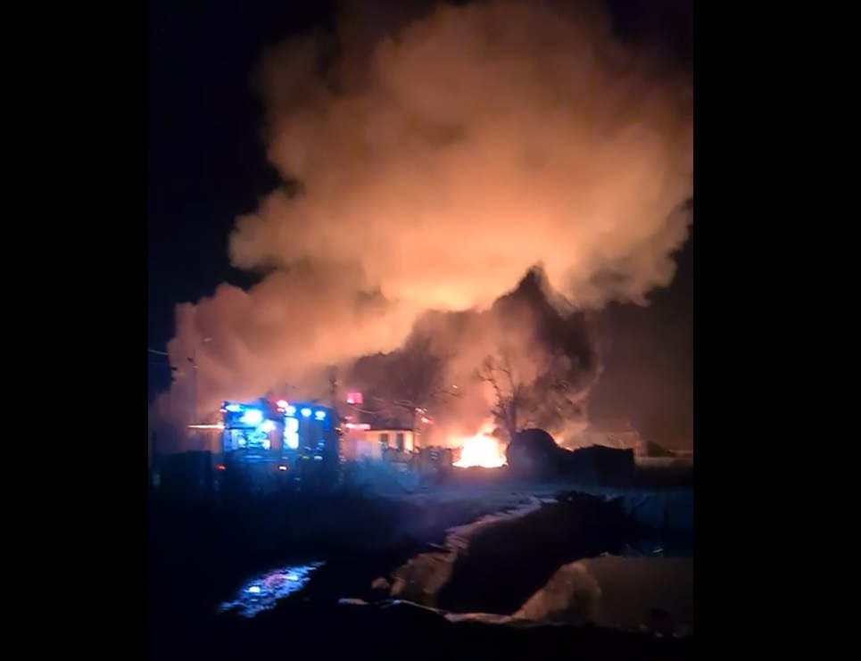 VIDEO. Incendiu puternic în Prahova, la o societate care fabrică produse din ţiţei. Două victime în stare gravă