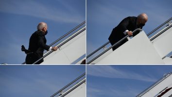 VIDEO. Momentul în care Joe Biden se împiedică de câteva ori și cade în timp ce urcă scara de la Air Force One