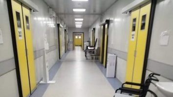 Plouă în spitalul mobil COVID de la Leţcani. Temperatura în saloane este de 14-17 grade