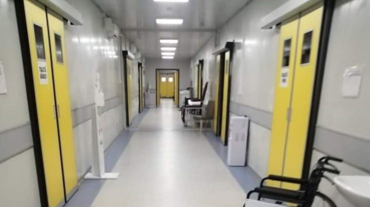 Plouă în spitalul mobil COVID de la Leţcani. Temperatura în saloane este de 14-17 grade