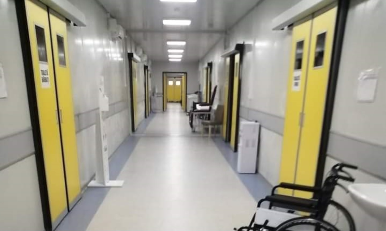 Plouă în spitalul mobil COVID de la Leţcani. Temperatura în saloane este de 14-17 grade