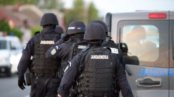 Mascații SIAS au greșit adresa. Victimă „Am încercat să-i opresc şi m-au târât agăţată de portieră”