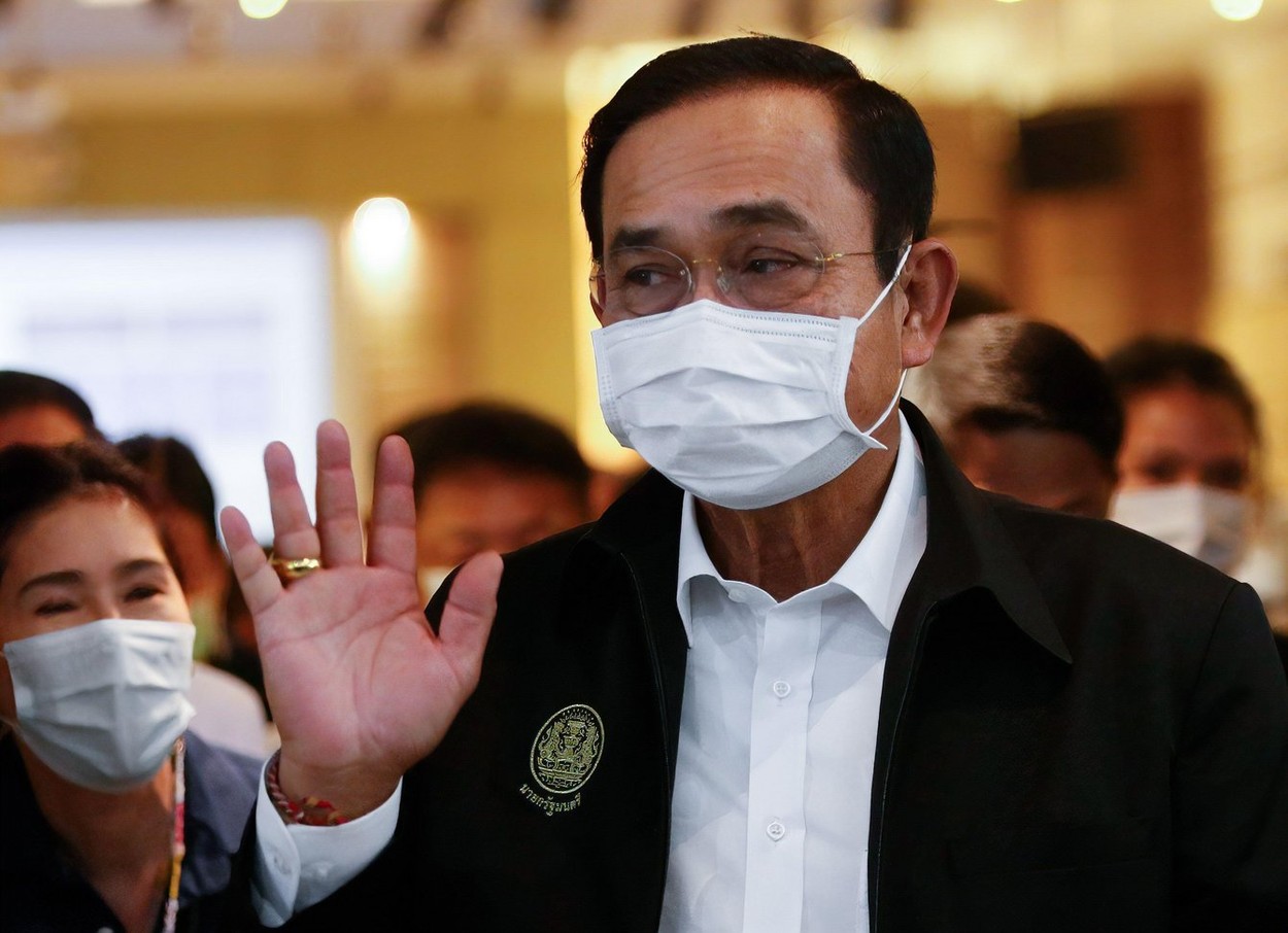 Premierul Thailandei s-a enervat pe jurnalişti şi i-a stropit cu dezinfectant