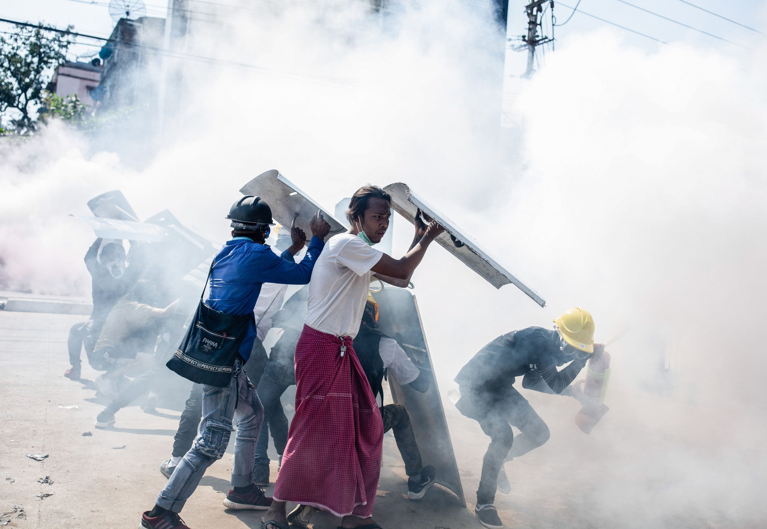 „Trageți până mor!” – Polițiștii din Myanmar care au refuzat să execute ordinele superiorilor fug în India