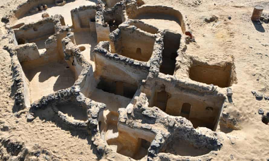 Ruinele-unei-așezări-monahale-creștine-antice-din-Egipt