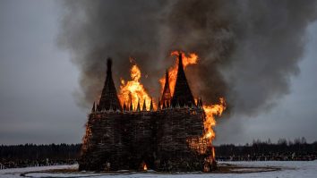 Rușii au dat foc ghinionului: „Sperăm că tot ce e rău va arde, iar virusul va fi distrus”