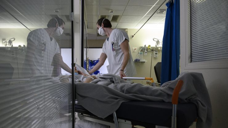 Studiu: Persoanele în vârstă sunt mai predispuse să se reinfecteze cu Covid