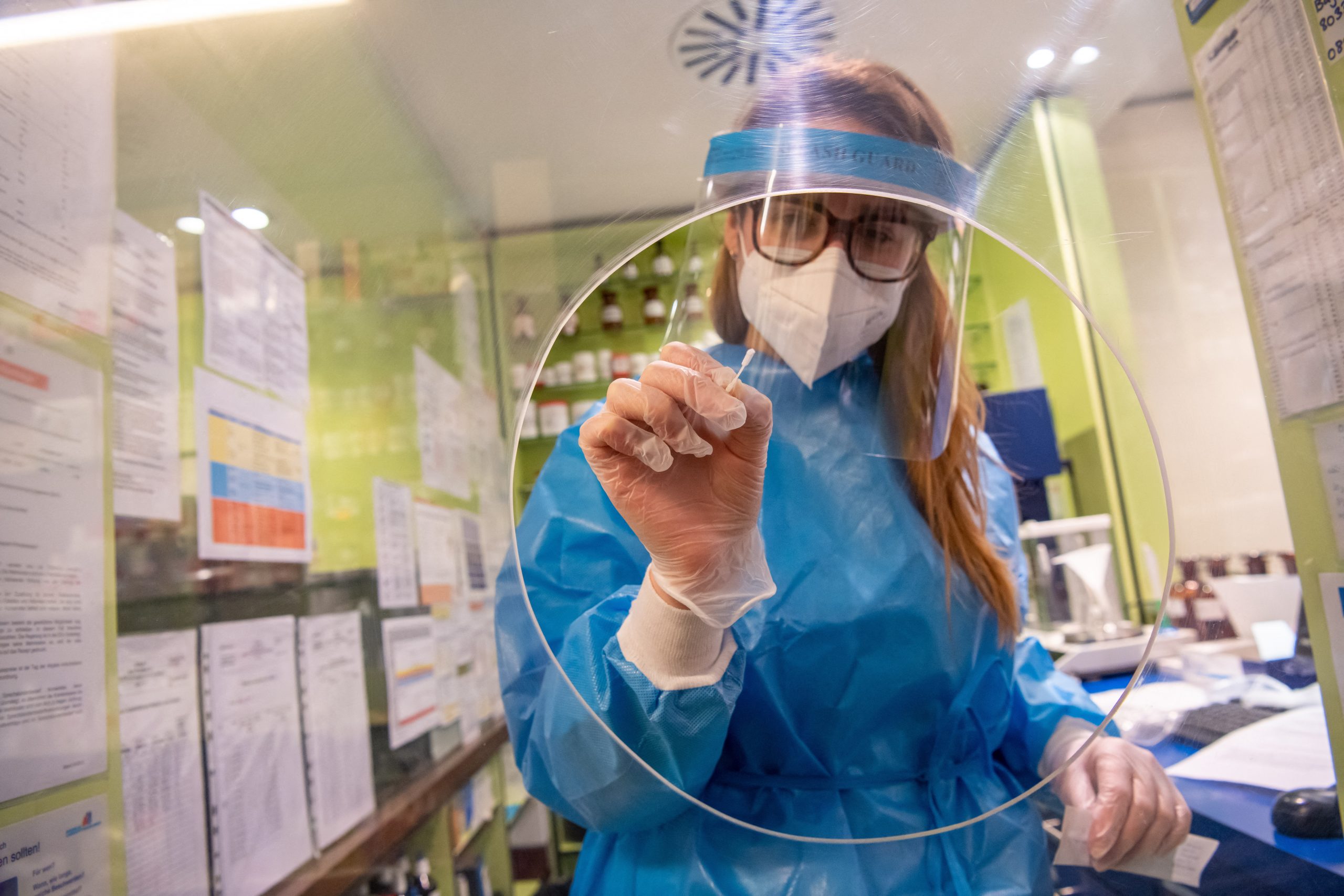 Guvernul Italiei vrea să plafoneze prețul testelor COVID-19