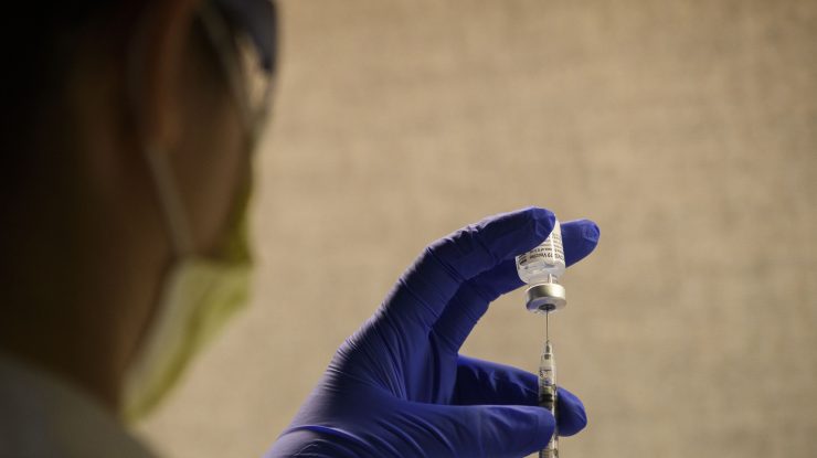 Țara care a început să concedieze angajații pentru că au refuzat vaccinarea