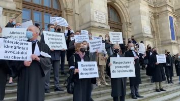 Zeci de avocați protestează în fața Palatului de Justiție. Ei cer dreptate în cazul colegului lor, Robert Roşu, condamnat în dosarul „Ferma Băneasa”